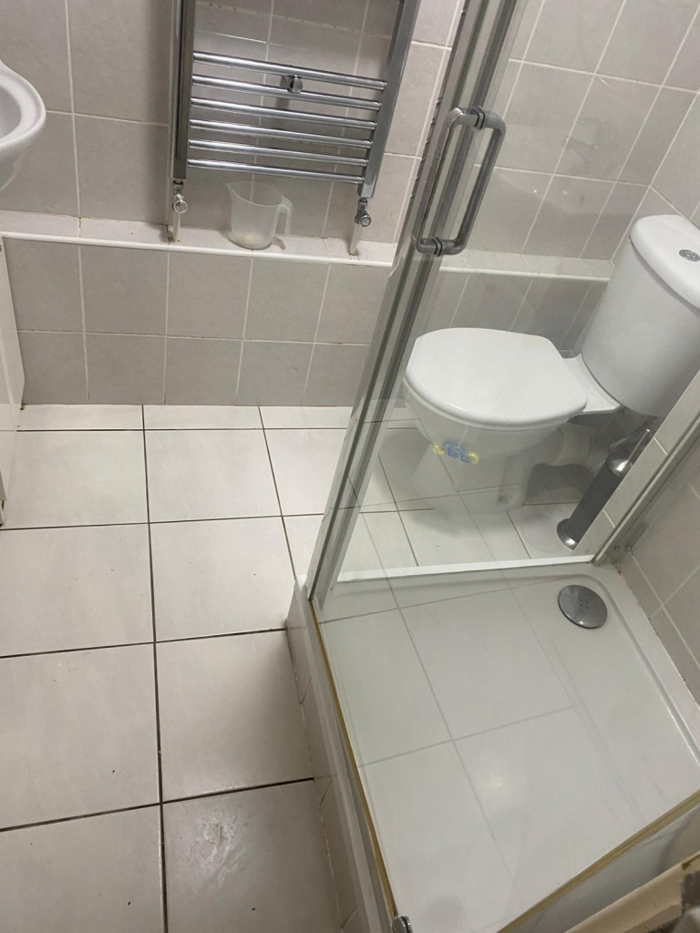 how to Deep Clean a Bathroom in London